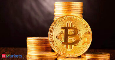 Bitcoin holds close to $77K regardless of hawkish Fed, CLARITY Act setback and weak ETF demand. Here’s what specialists say