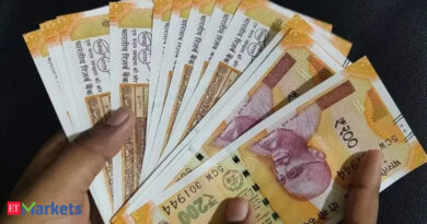 Rupee hits two-month low, breaches 96/USD mark as oil worries deepen