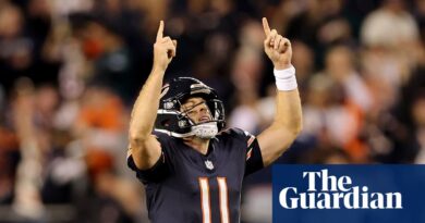38-year-old backup Case Keenum rolls again the years to guide Bears previous Eagles