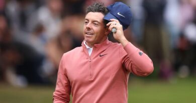 Rory McIlroy 2 photographs again of BMW PGA Championship lead