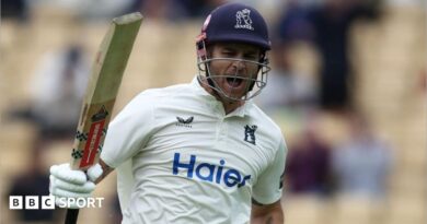 County Championship: Hain ton edges Bears nearer to 2026 title
