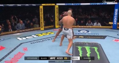 +1200 underdog Sean Sharif knocks out -2400 favourite Gable Steveson in 12 seconds.