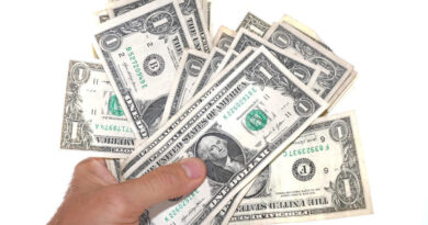 Greenback and euro drift, yen slips as bourses search path