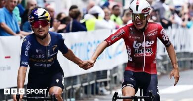 Tom Pidcock ‘mad’ after team-mates hit by automobile throughout Tre Valli Varesine
