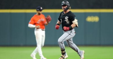 White Sox sweep Astros for first playoff sequence win since 2005