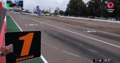 4-Way battle for the win on the final lap of a warmth race on the Turismo Nacional Clase 3 occasion in Mendoza, Argentina